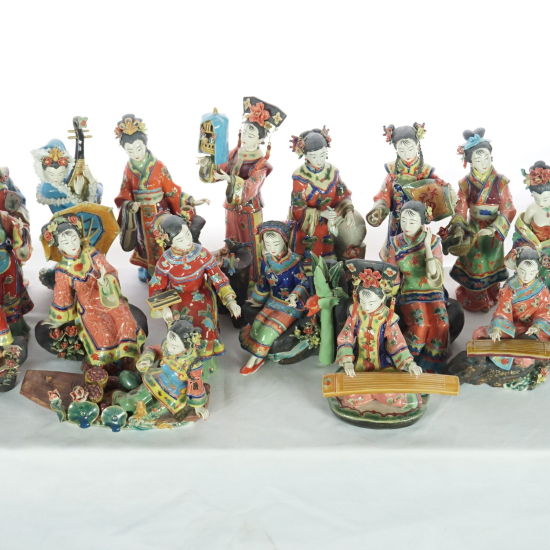 Collezione composta da 20 statuine cinesi in porcellana