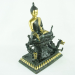 Buddha su baldacchino portato da draghi