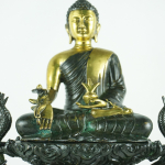Buddha su baldacchino portato da draghi